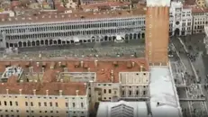 Un fermo immagine tratto da un video della Polizia di Stato mostra Venezia dopo l'eccezionale alta marea di ieri sera, 13 novembre 2019 - Foto © www.giornaledibrescia.it