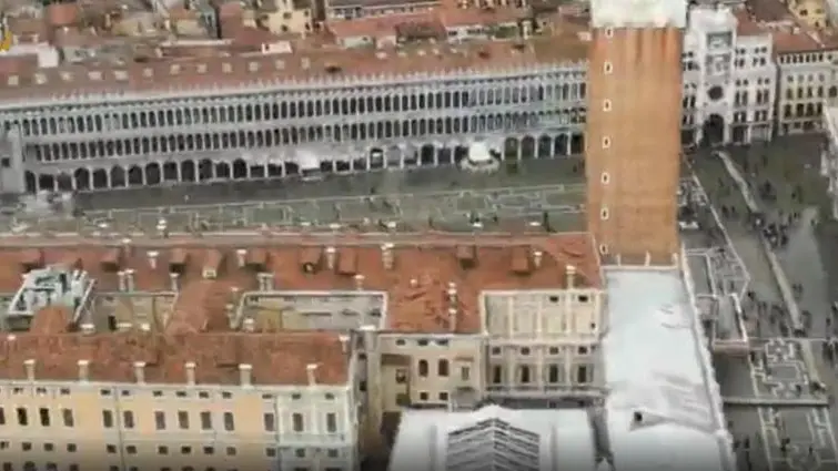 Un fermo immagine tratto da un video della Polizia di Stato mostra Venezia dopo l'eccezionale alta marea di ieri sera, 13 novembre 2019 - Foto © www.giornaledibrescia.it