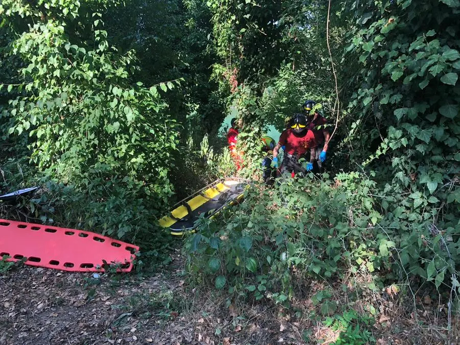 Poliziotto si tuffa per salvare un uomo caduto nel fiume