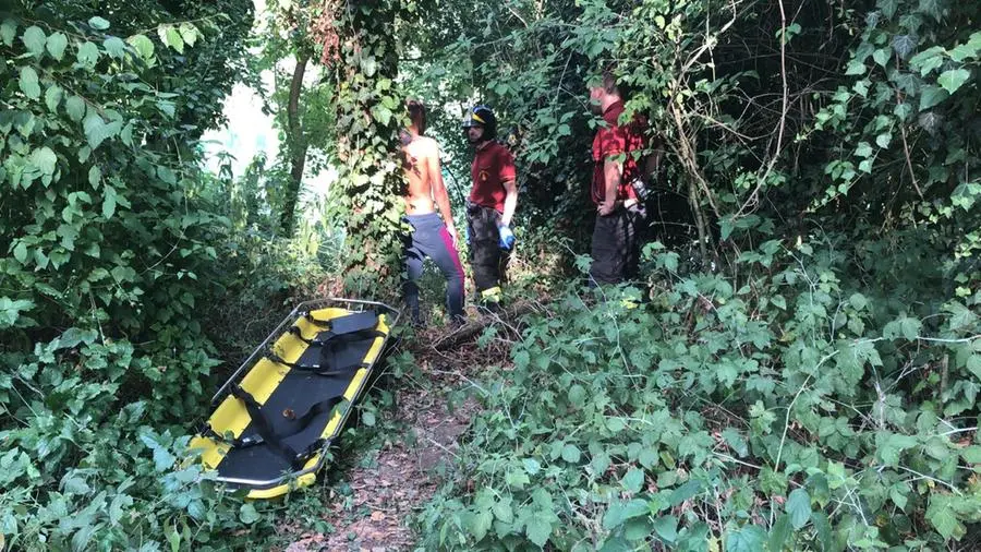 Poliziotto si tuffa per salvare un uomo caduto nel fiume