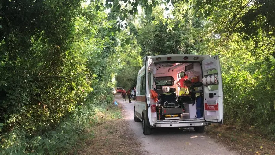 Poliziotto si tuffa per salvare un uomo caduto nel fiume