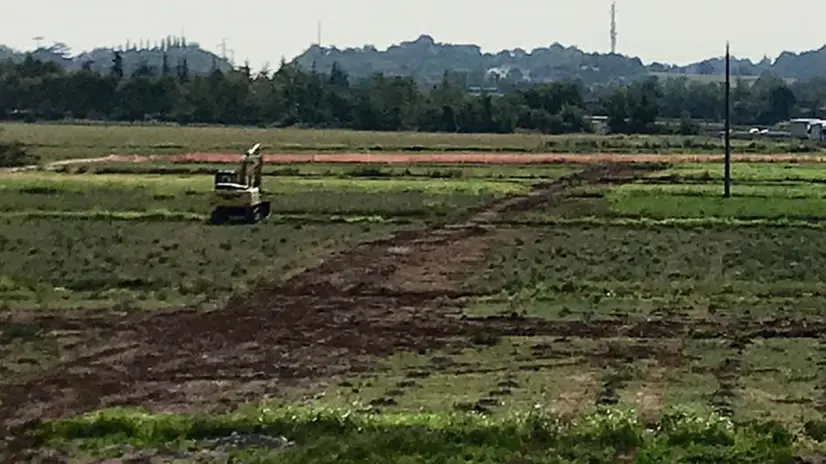 A Campagna ieri un solo escavatore in cerca di eventuali ordigni - © www.giornaledibrescia.it