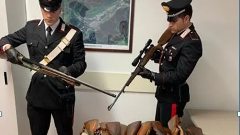 I fucili sequestrati dai carabinieri - Foto © www.giornaledibrescia.it