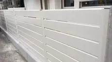 Non a norma. Una pannellatura cieca del tipo di quella rimossa