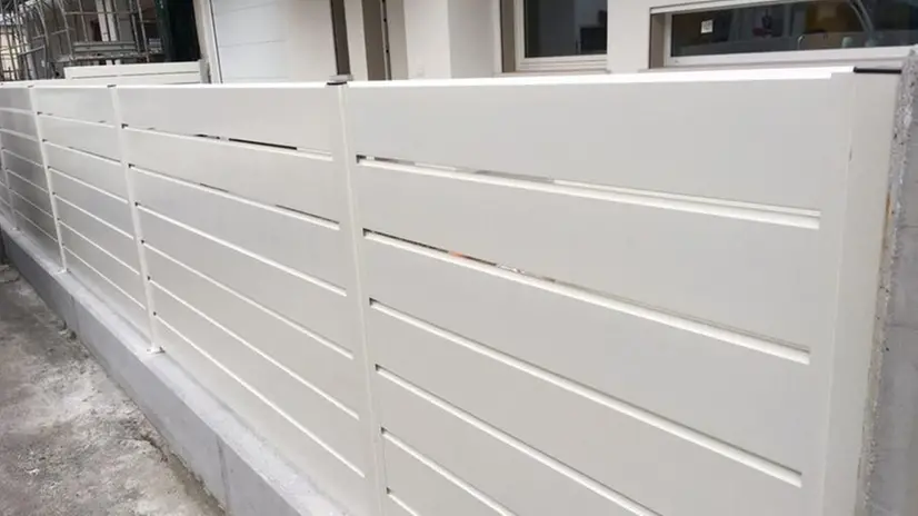Non a norma. Una pannellatura cieca del tipo di quella rimossa