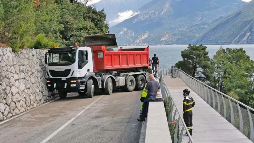 Ore di lavoro per lo sgombero della Gardesana