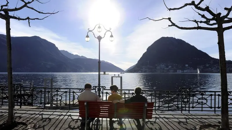 Uno scorcio del lungolago di Lugano: sullo fondo il caratteristico Monte San Salvatore - © www.giornaledibrescia.it