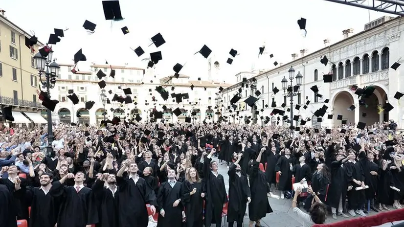 Il lancio del tocco in piazza Loggia per i laureati magistrali di UniBs nel 2018 - Foto Pierre Putelli/Neg © www.giornaledibrescia.it