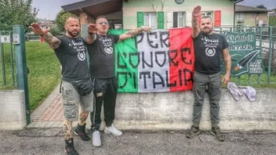 Il saluto romano degli ultras ospitati dagli Alpini // Foto La Repubblica