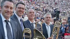Il trombonista Giancarlo Roberti (primo a destra) sul palco dell’Arena di Verona - © www.giornaledibrescia.it
