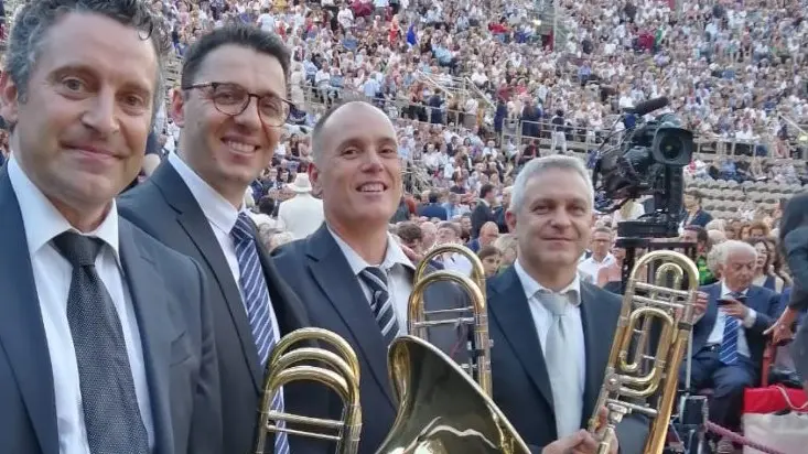 Il trombonista Giancarlo Roberti (primo a destra) sul palco dell’Arena di Verona - © www.giornaledibrescia.it