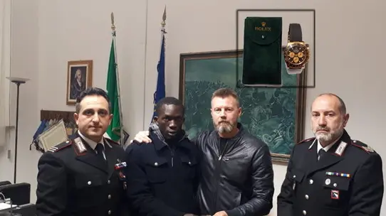 Il proprietario, il ventiduenne e i carabinieri - Foto Gazzetta di Parma