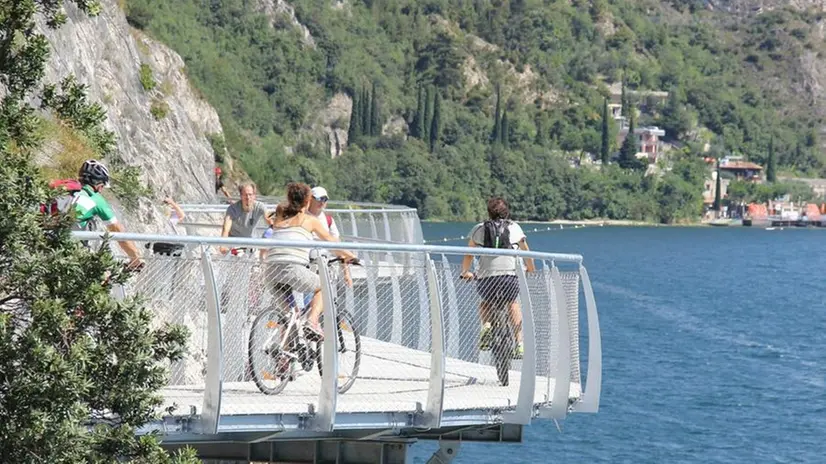 A sbalzo. Il tratto trentino fino a Riva dovrebbe essere completato nel 2021