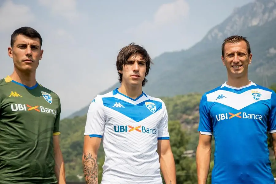 La presentazione delle nuove maglie del Brescia Calcio