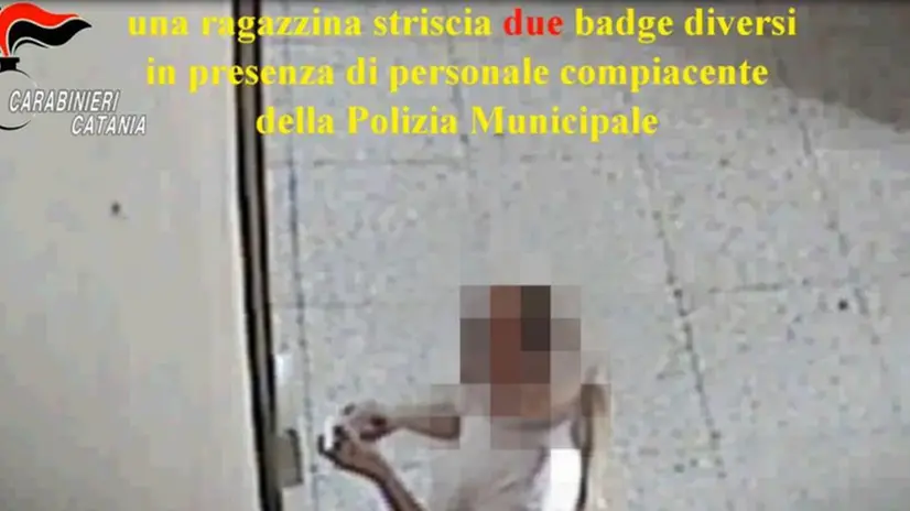 Una ragazzina striscia i badge nel Comune di Piedimonte Etneo - Foto Ansa