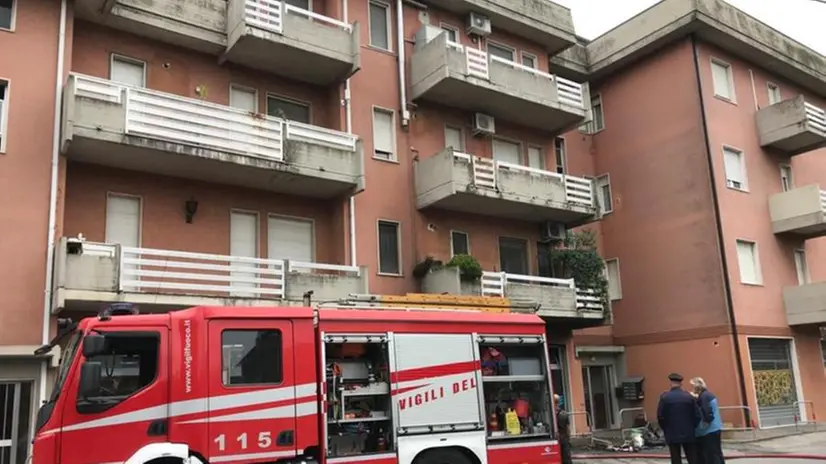 I Vigili del Fuoco fuori dalla palazzina di via Solferino a Calcinato - © www.giornaledibrescia.it