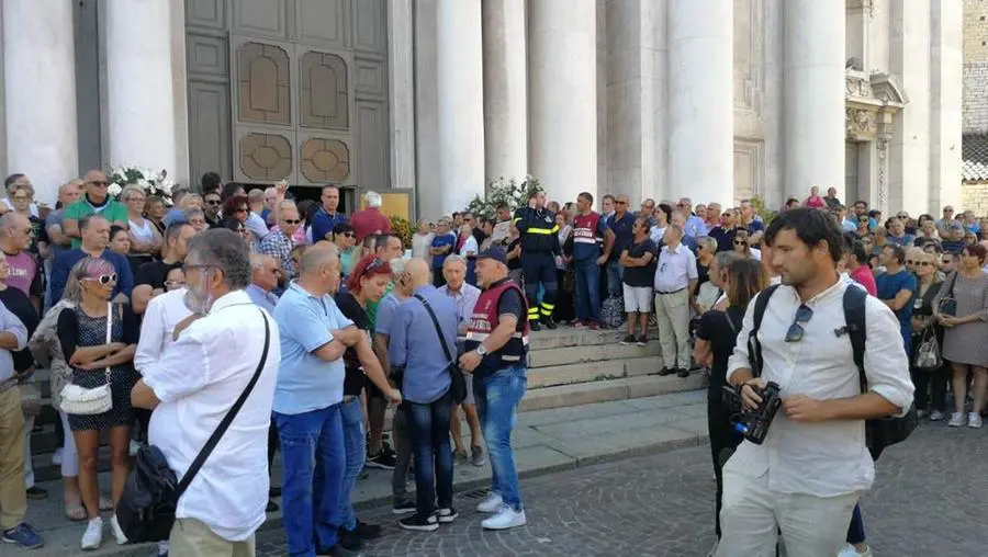 La folla fuori dal Duomo per i funerali di Nadia Toffa - © www.giornaledibrescia.it