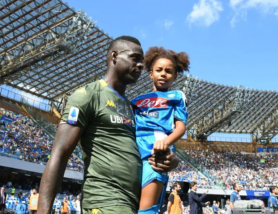 Mario Balotelli in campo a Napoli con la figlia Pia