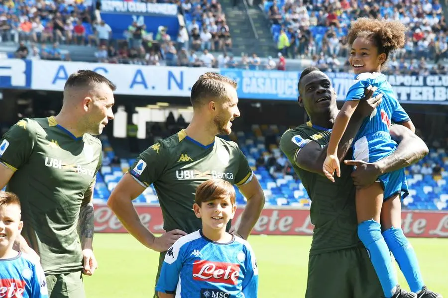 Mario Balotelli in campo a Napoli con la figlia Pia