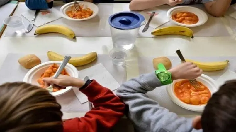 Un tavolo apparecchiato a scuola (Foto di repertorio)