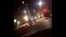 Il fermo immagine di un video girato all'esterno del bar in cui è avvenuta la sparatoria