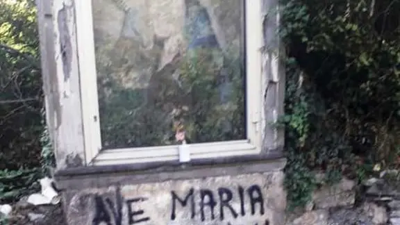 La scritta sotto la santella tra Provaglio e Iseo