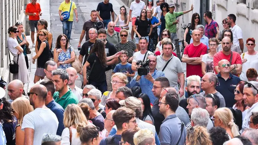 Gente in coda fuori dalla camera ardente di Nadia Toffa