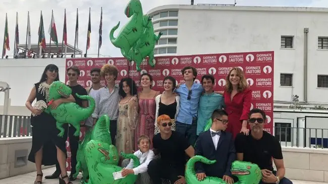 IL CAST DEL FILM «MIO FRATELLO RINCORRE I DINOSAURI»