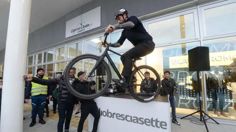 Vittorio Brumotti, show sulle due ruote al Triumplina Retail Park