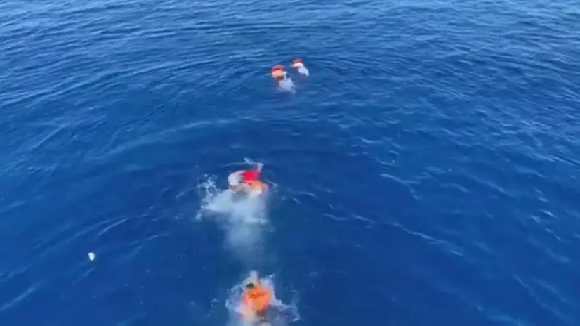 Open Arms, cinque naufraghi si gettano a mare