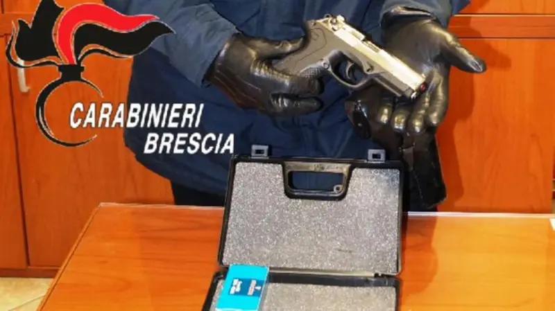 La pistola sequestrata - © www.giornaledibrescia.it