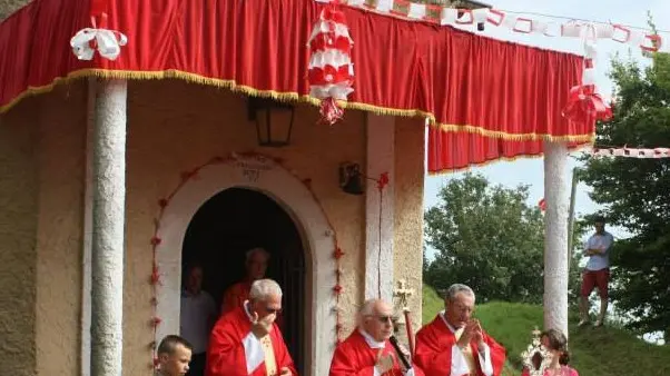 La celebrazione. Sfarzoso allestimento per la messa alla cappella montana