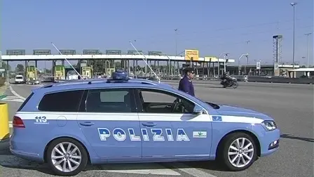 Polizia stradale al casello dell'autostrada