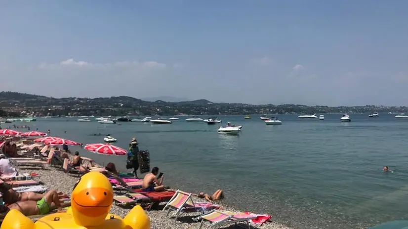 La spiaggia di Desenzano dove si è verificato l'episodio