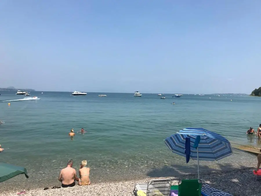 La spiaggia di Desenzano dove si è verificato l'episodio