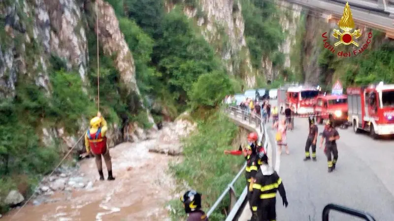 Vigili del Fuoco, il salvataggio dei pescatori bloccati nel fiume Dezzo