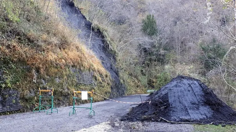 Già domenica mattina le ruspe hanno accumulato il materiale che ostruiva la carreggiata © www.giornaledibrescia.it