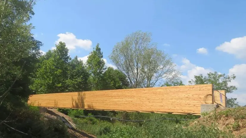 Il nuovo ponte in legno sul Gandovere - Foto © www.giornaledibrescia.it