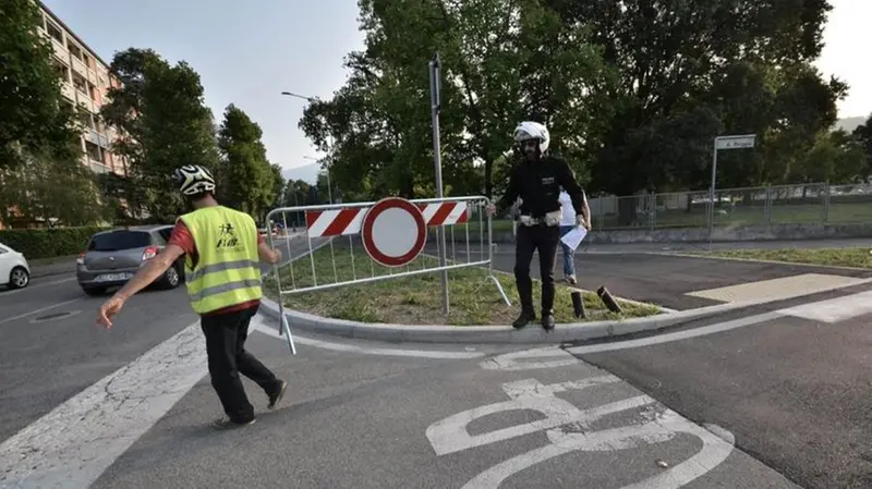 Auto off limits fuori da scuola
