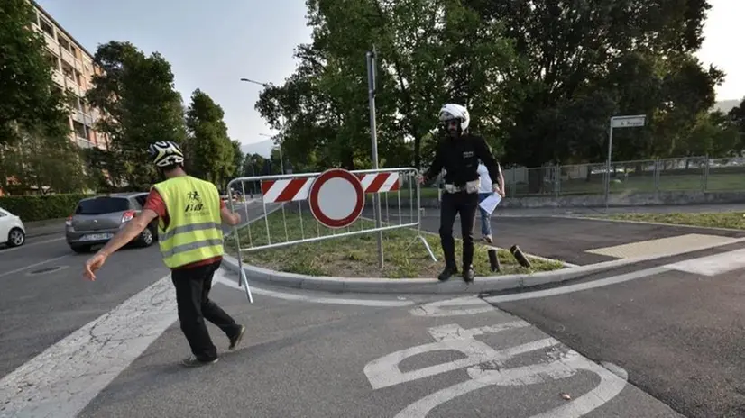 Auto off limits fuori da scuola