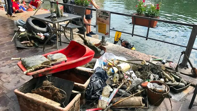 Itaca arriva a Desenzano: recuperato un bob sui fondali