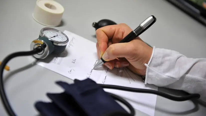 Un medico al lavoro (archivio) - © www.giornaledibrescia.it