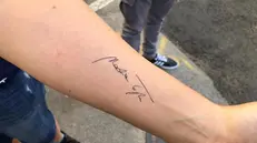 La fan di Nadia Toffa con il suo autografo tatuato sul braccio