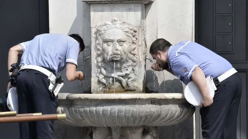 Il caldo e l'afa soffocano la città