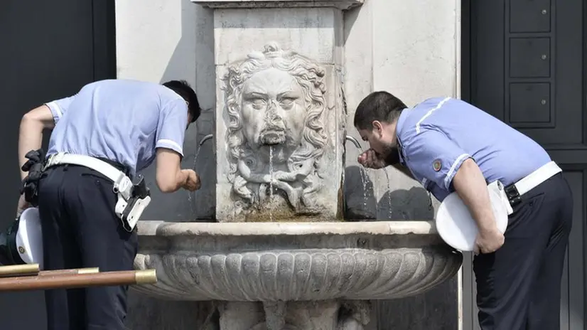 Il caldo e l'afa soffocano la città