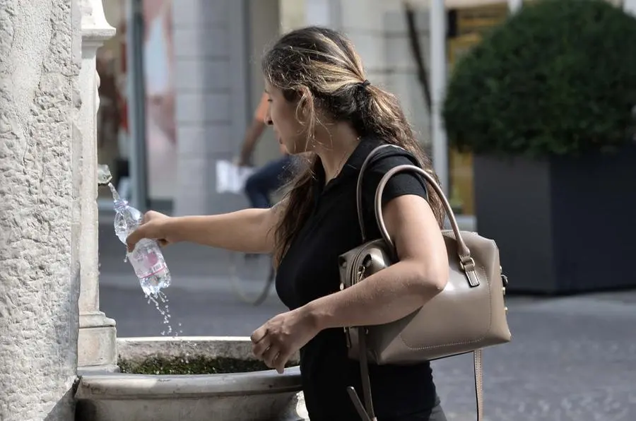 Il caldo e l'afa soffocano la città