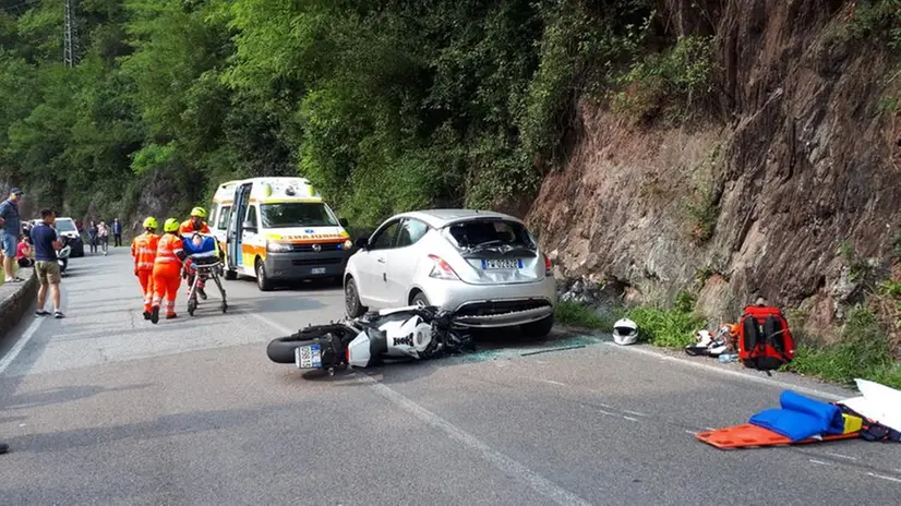 La moto ha tamponato la vettura che era ferma in coda. © www.giornaledibrescia.it