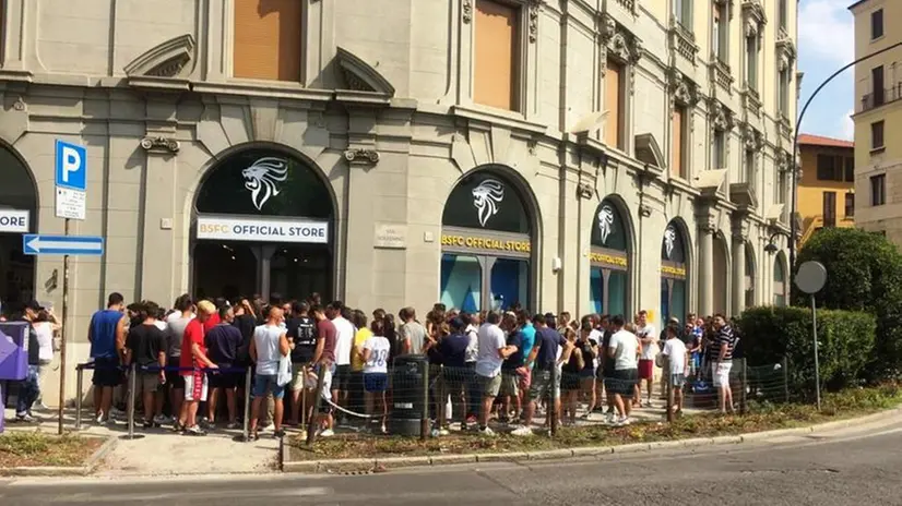 Coda di tifosi fuori dal Brescia Store per gli abbonamenti