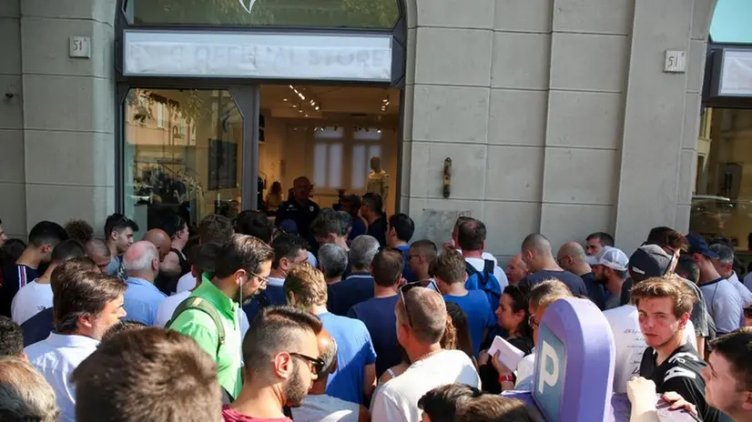 Centinaia in coda fuori dallo store del Brescia Calcio