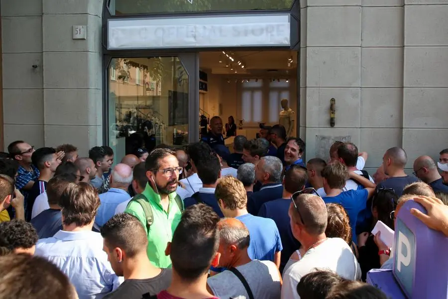 Centinaia in coda fuori dallo store del Brescia Calcio